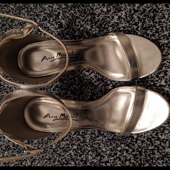 Silver Heels - Picture 2 of 4